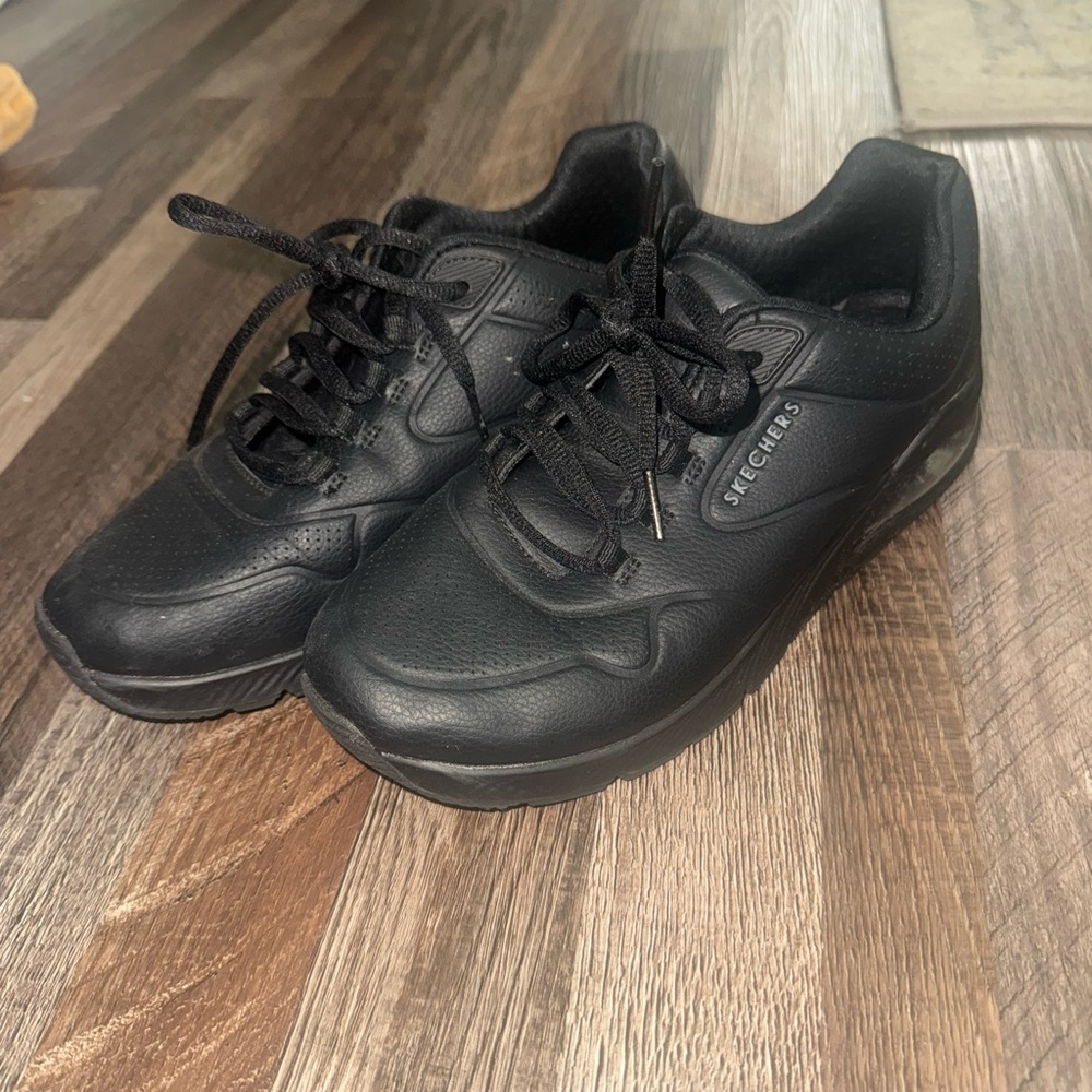 Skechers women's Black leather Sneakers